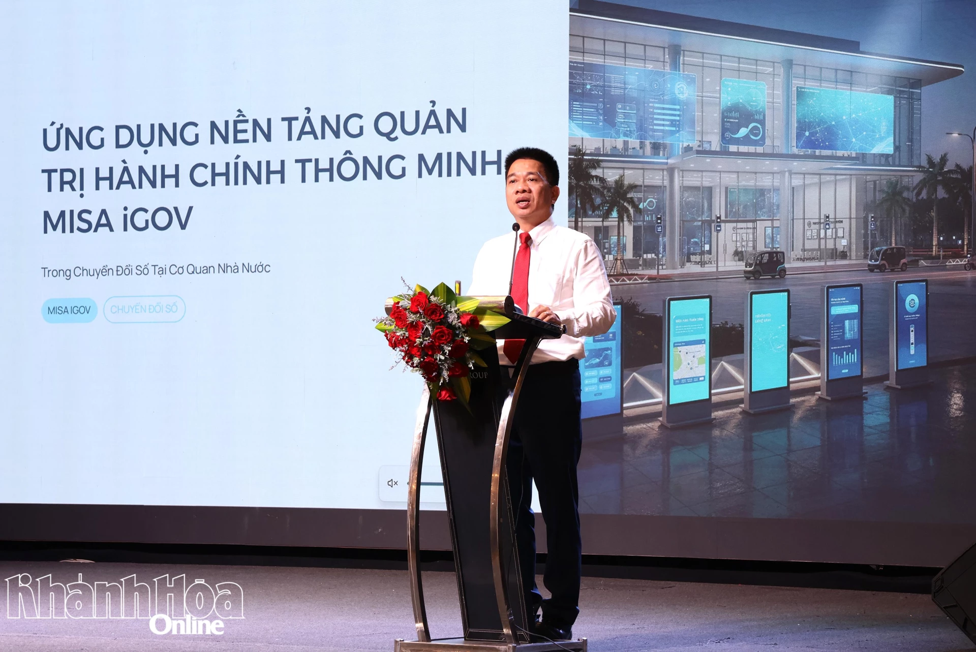 Đại diện Tập đoàn MISA giới thiệu tổng quan tính năng Nền tảng trí tuệ nhân tạo MISA ONEAI.