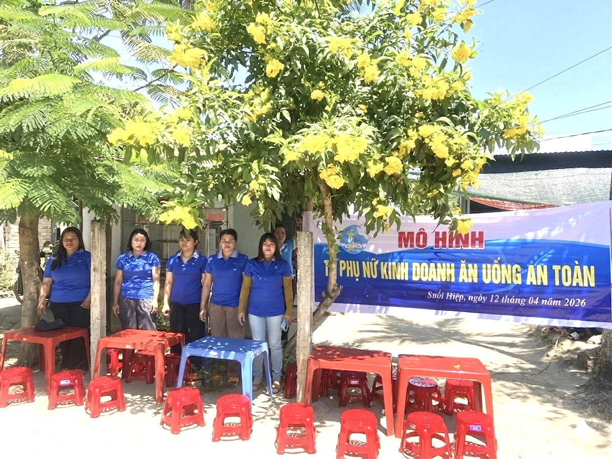 Hội Liên hiệp Phụ nữ xã ra mắt mô hình Tổ phụ nữ kinh doanh ăn uống an toàn”.