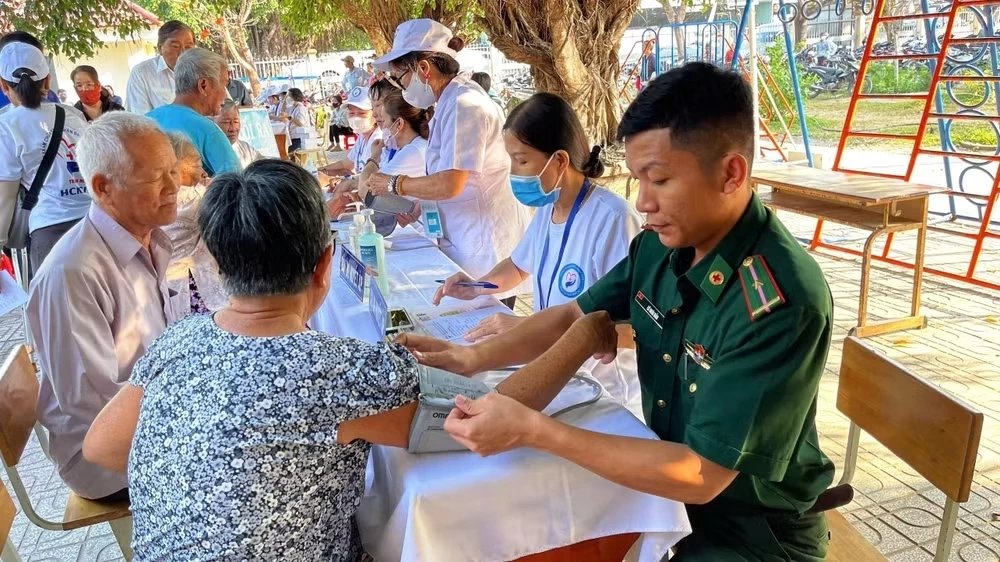 Tổ chức khám bệnh cho 400 bà con nghèo, tặng 300 suất quà cho hộ có hoàn cảnh khó khăn ở xã Ninh Điền, tỉnh Tây Ninh. Ảnh: TTXVN

