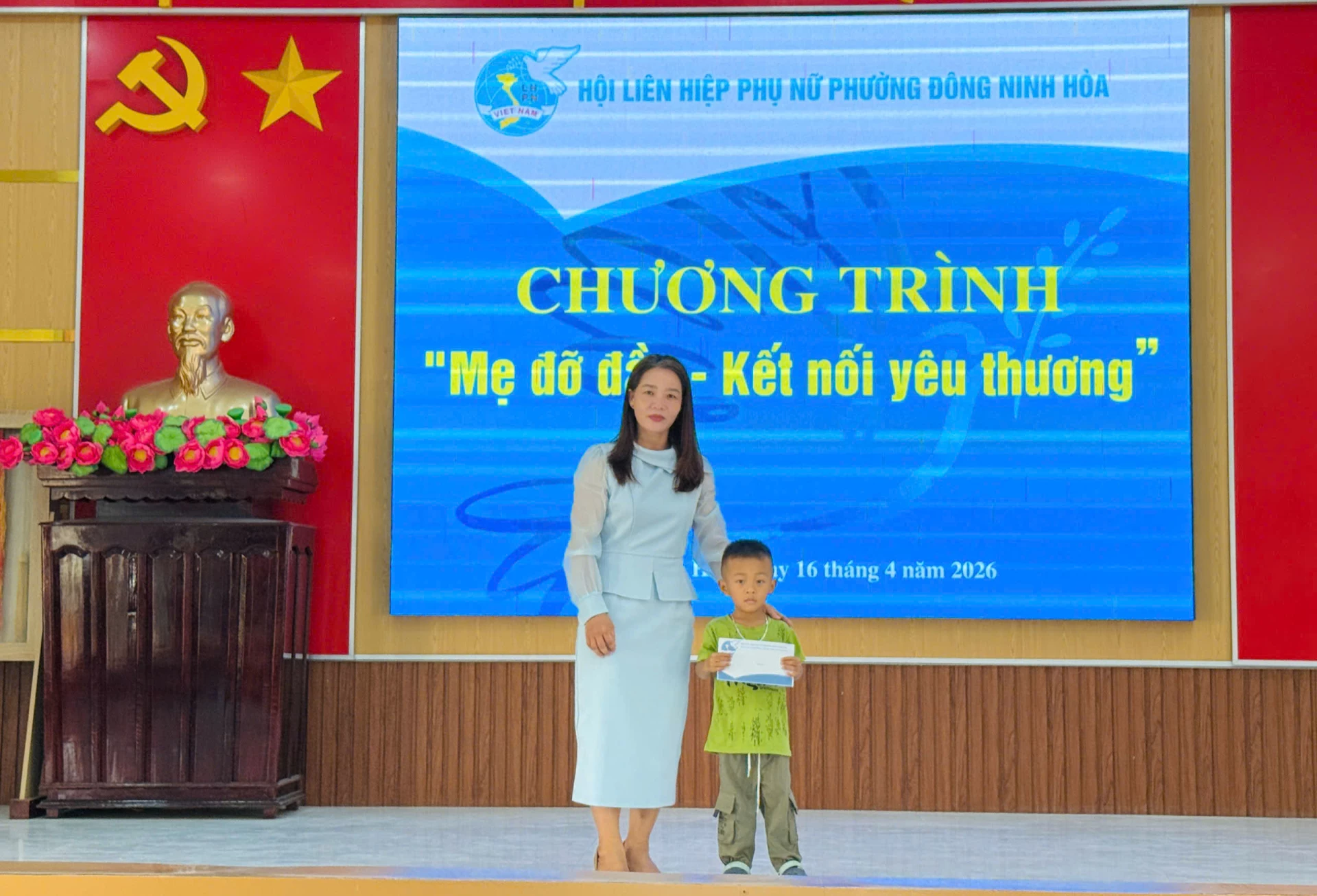 Lãnh đạo Hội Liên hiệp Phụ nữ phường trao hỗ trợ cho trẻ em mồ côi tại chương trình.