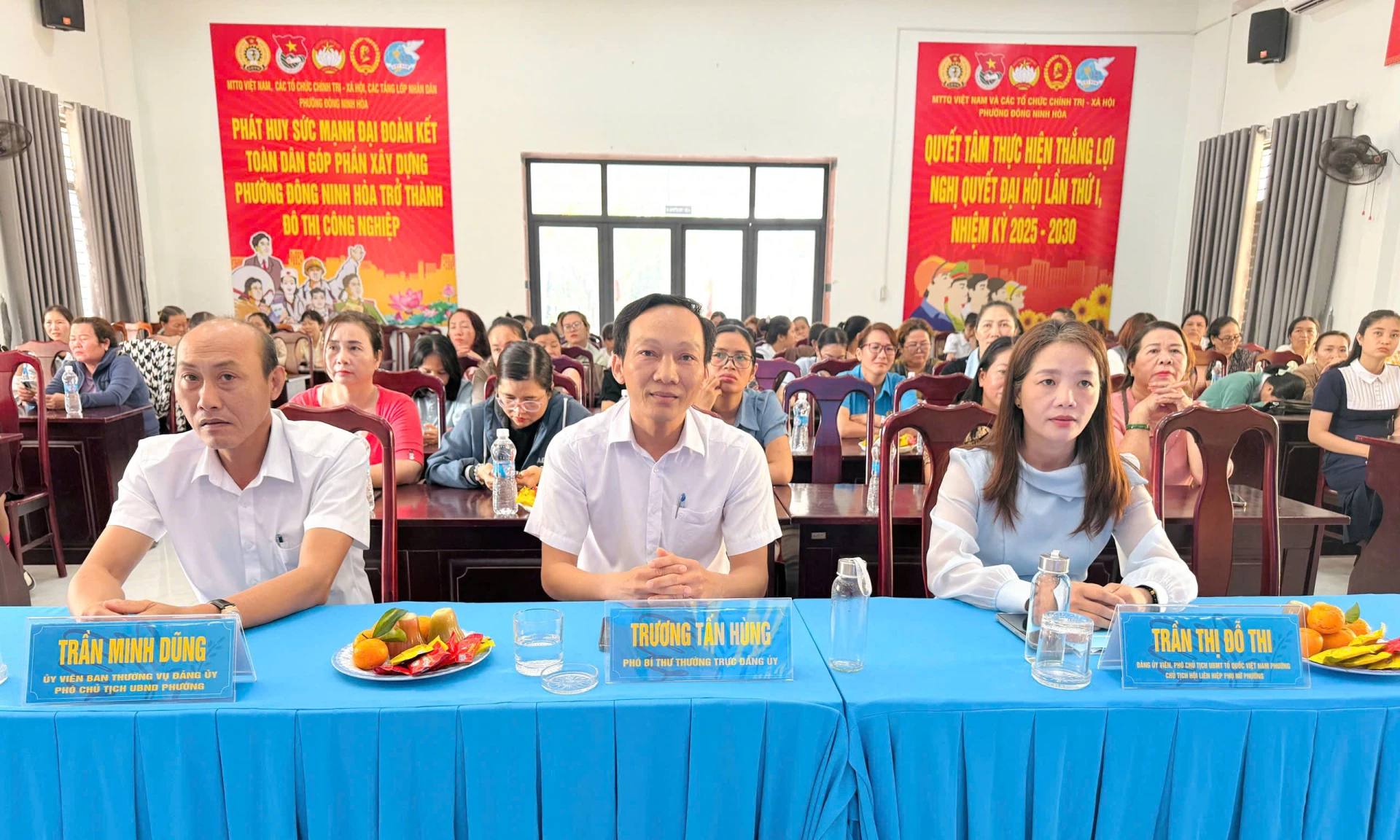 Các đại biểu và hội viên, phụ nữ tham dự buổi ra mắt các câu lạc bộ tiếng Anh.