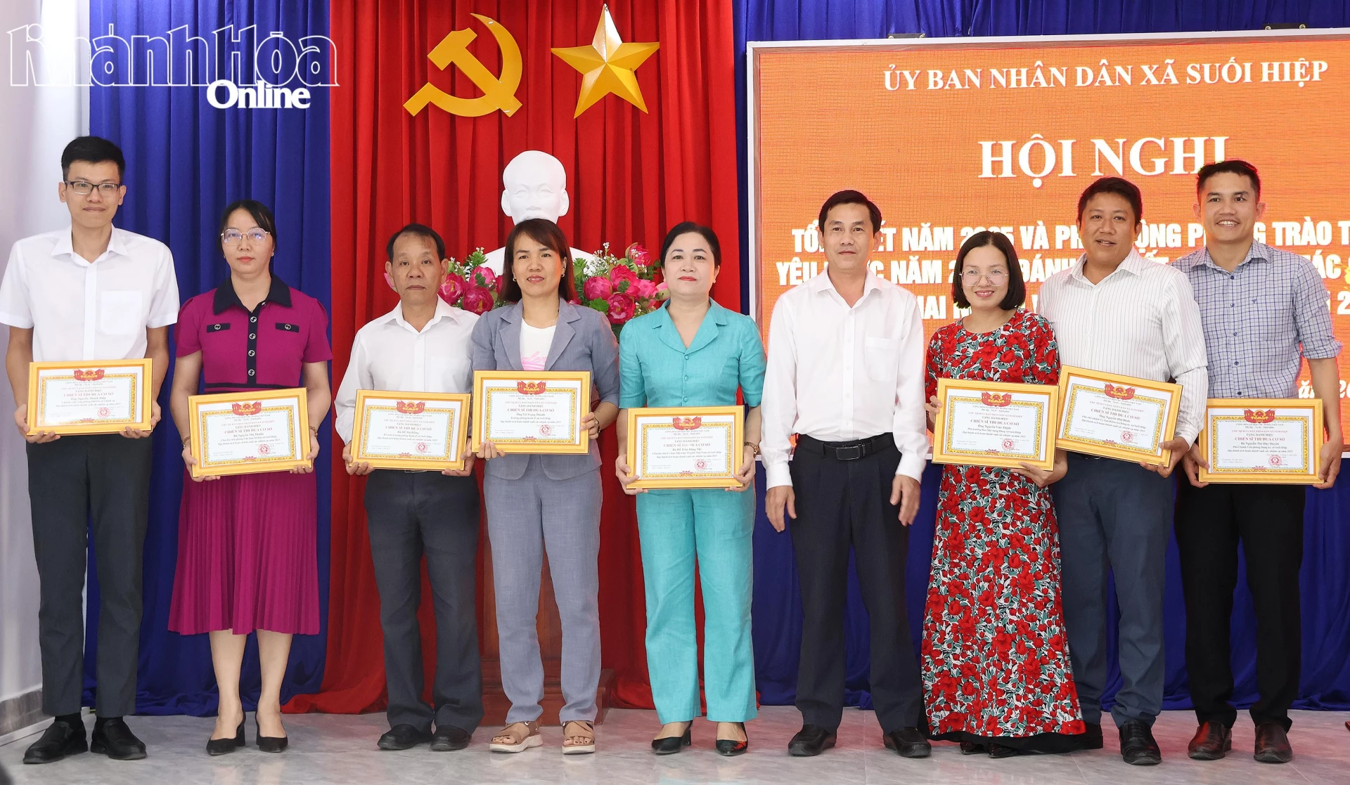 Trao giấy khen cho các tập thể.