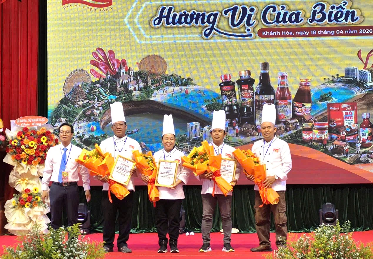 Lãnh đạo nhà trường tặng hoa cho Ban giám khảo hội thi. 