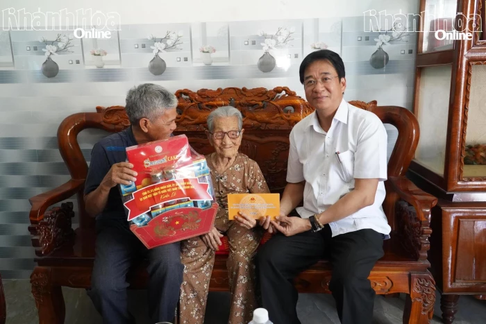 Phó Chủ tịch Thường trực UBND tỉnh Nguyễn Long Biên thăm, tặng quà người có công với cách mạng