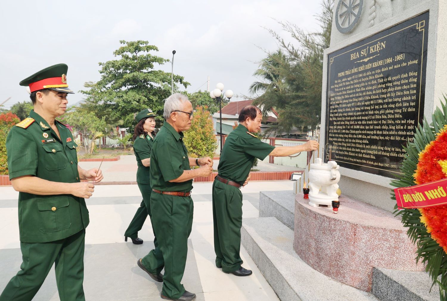 Các đại biểu dâng hương tưởng niệm các anh hùng liệt sĩ tại Bia sự kiện lịch sử phong trào Đồng Khởi Diên Sơn.