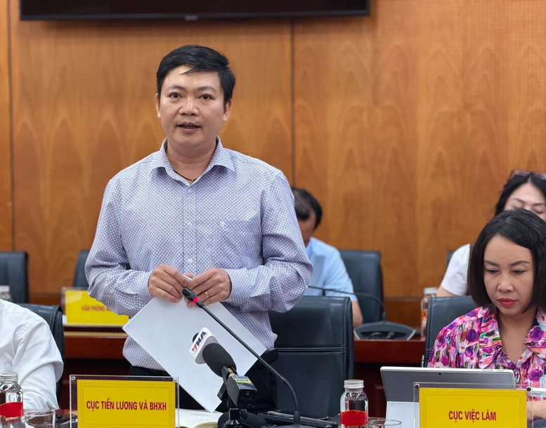 Ông Nguyễn Duy Cường, Phó Cục trưởng Cục Tiền lương và Bảo hiểm xã hội (Bộ Nội vụ) cung cấp thông tin tại buổi Họp báo. Ảnh: VGP/ Ngọc Hân

