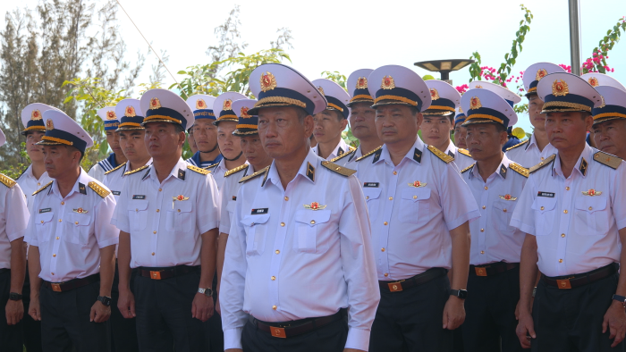 Đoàn công tác Hải quân dâng hương tưởng niệm các chiến sĩ Gạc Ma