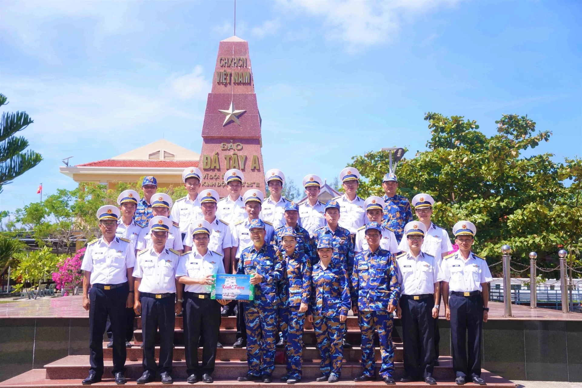 Đoàn công tác thăm hỏi, động viên cán bộ, chiến sĩ trên đảo Đá Tây A.