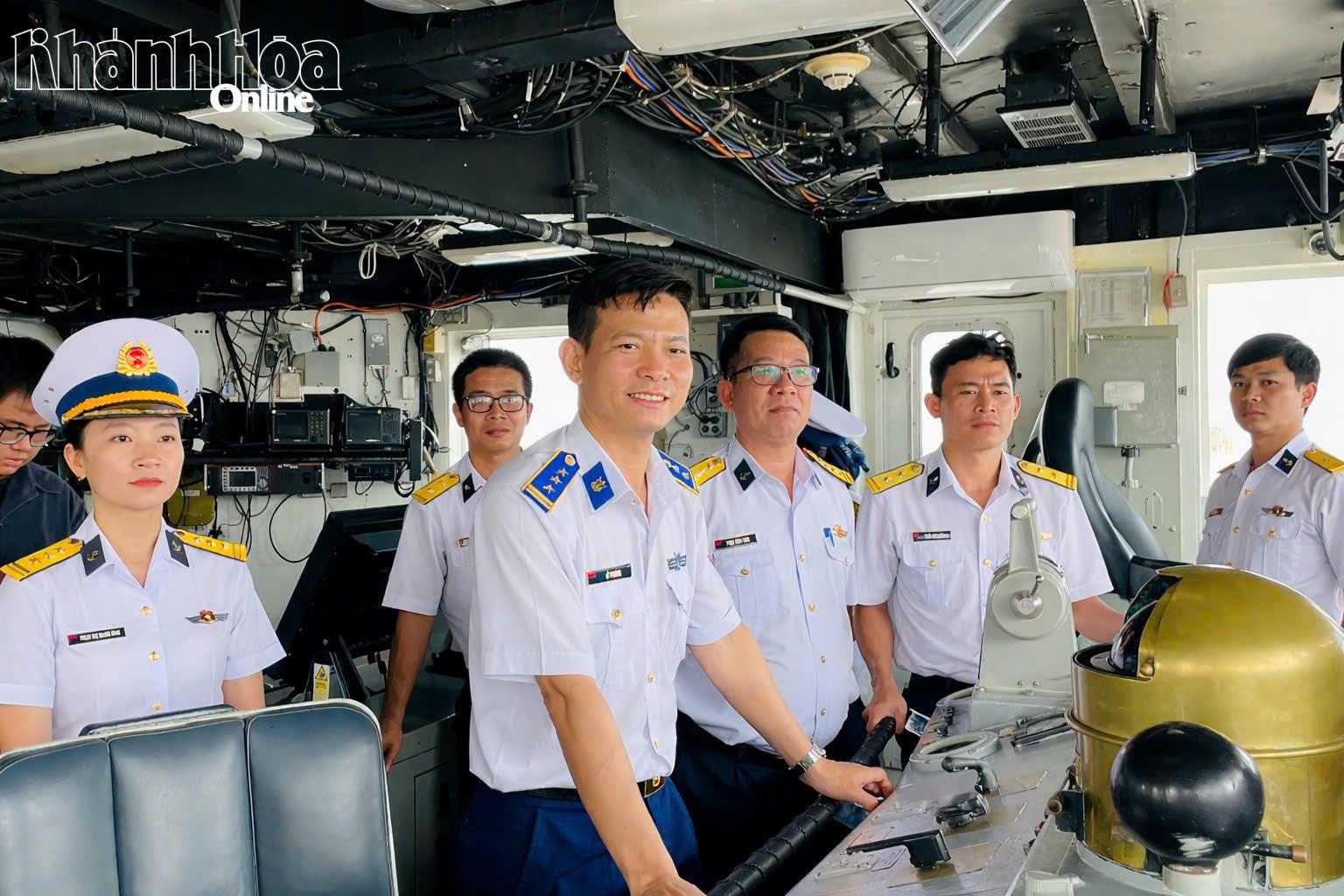 Đoàn công tác tham quan, tìm hiểu thực tế trên tàu Cảnh sát biển.