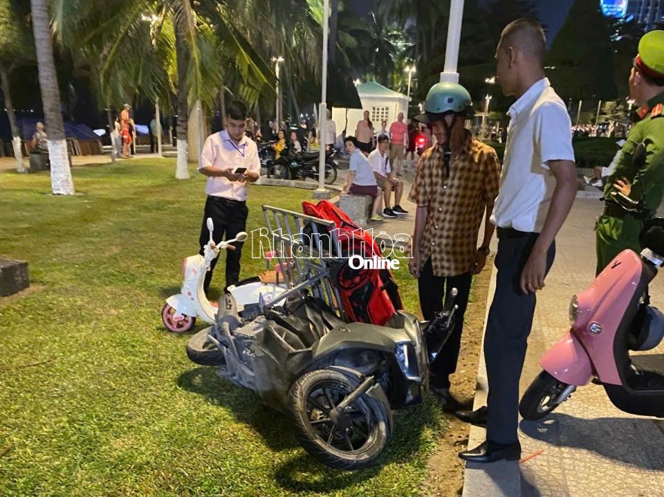 Lực lượng chức năng phường Nha Trang kiểm tra, xử lý các vi phạm ở Quảng trường 2-4.