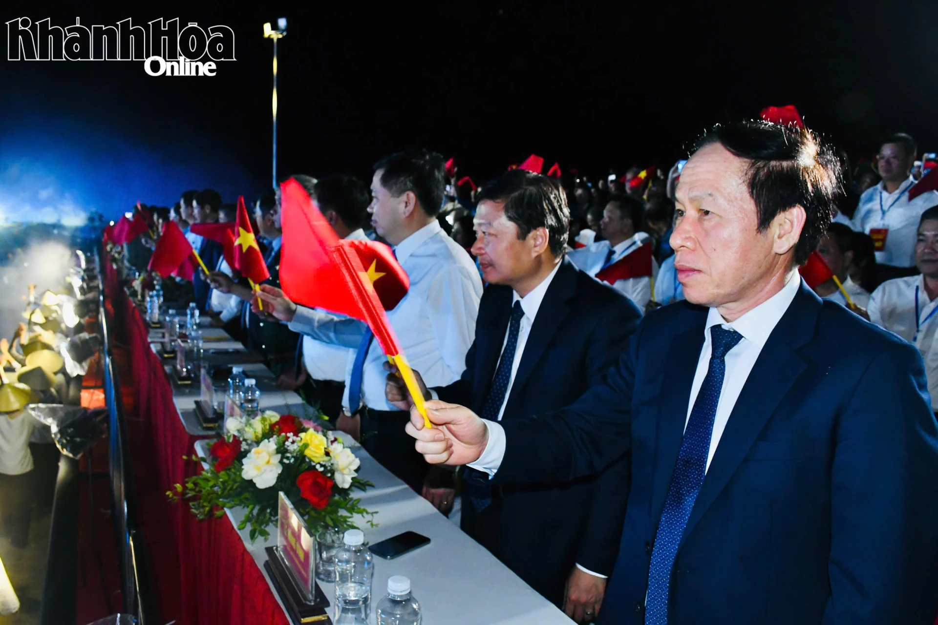 Phó Thủ tướng Lê Tiến Châu vẫy cờ chào mừng đoàn xe đi qua