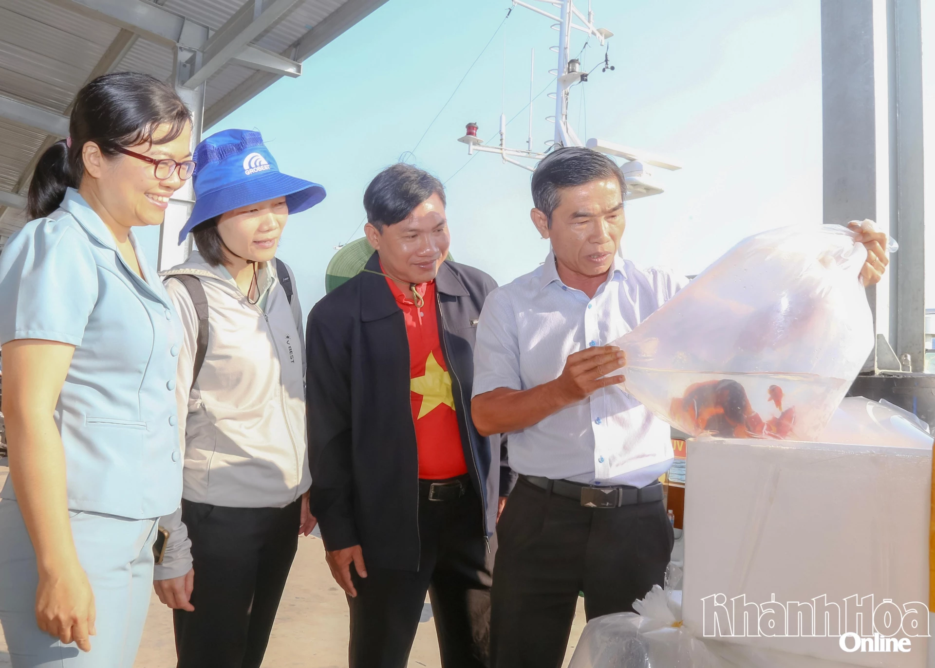 Releasing 4.5 million offspring to reproduce aquatic resources in Dam Bay waters