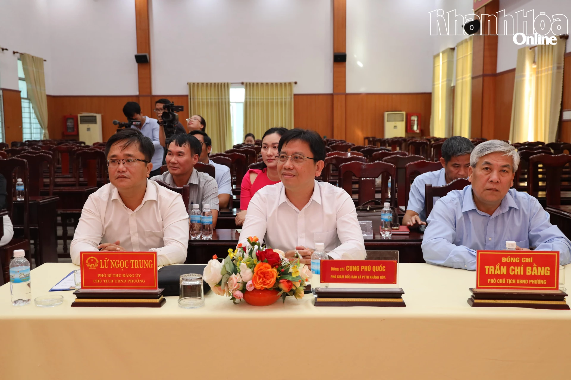 Lãnh đạo Báo và Phát thanh, Truyền hình Khánh Hòa và UBND phường Cam Ranh dự lễ ký kết.