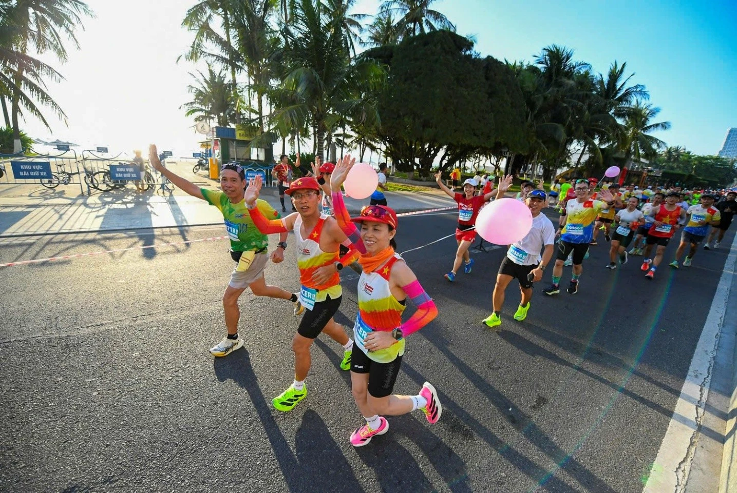 Vạn bước chân đón ánh bình minh trên phố biển Nha Trang (Ảnh BCT)