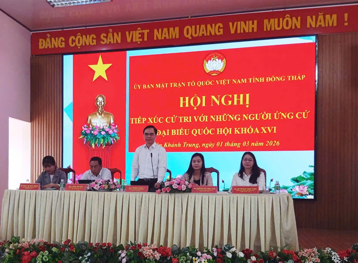 Đồng chí Dương Trung Ý, Ủy viên Trung ương Đảng, Tổng Biên tập Tạp chí Cộng sản và các ứng cử viên đại biểu Quốc hội tại hội nghị tiếp xúc cử tri_Ảnh: Tư liệu