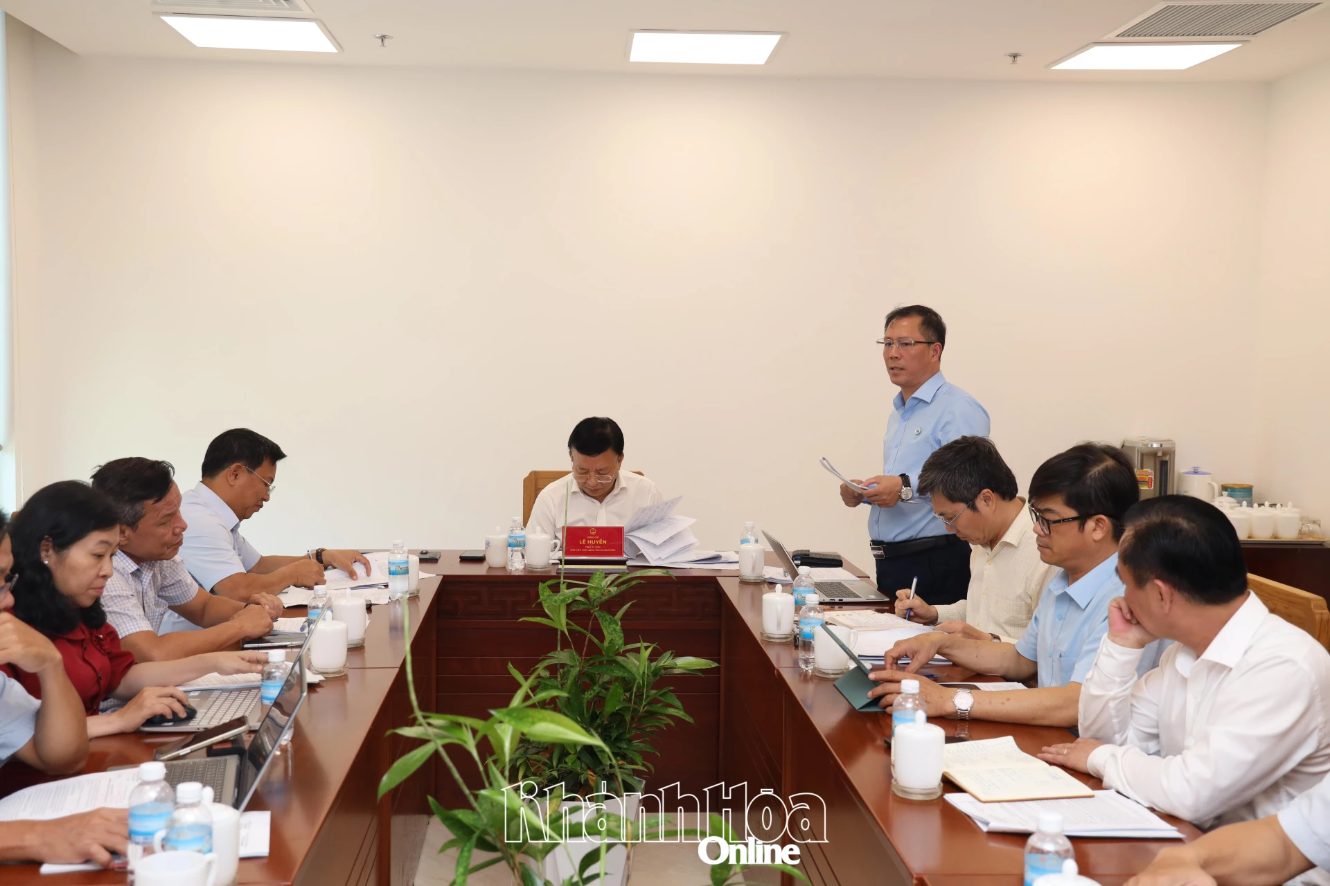 Lãnh  đạo  Ban  Quản  lý Khu kinh  tế và các khu công nghiệp tỉnh góp ý  các  dự  thảo