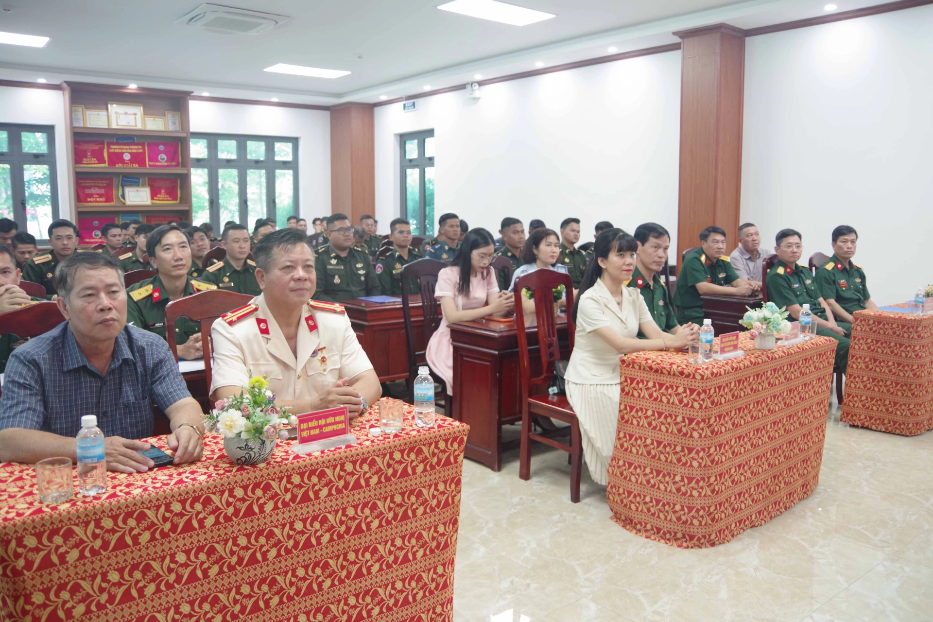 Các đại biểu tham dự gặp mặt.