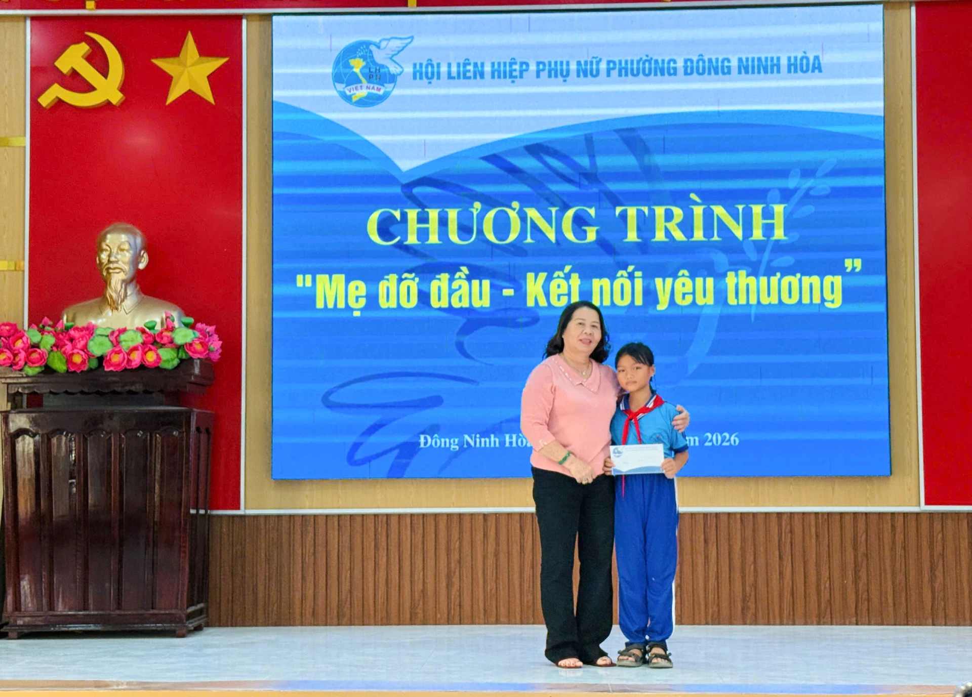 Mẹ đỡ đầu hỗ trợ cho trẻ em mồ côi.