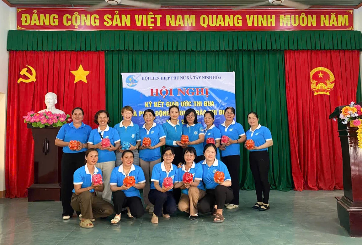 Phát động phong trào Nuôi heo đất tiết kiệm.
