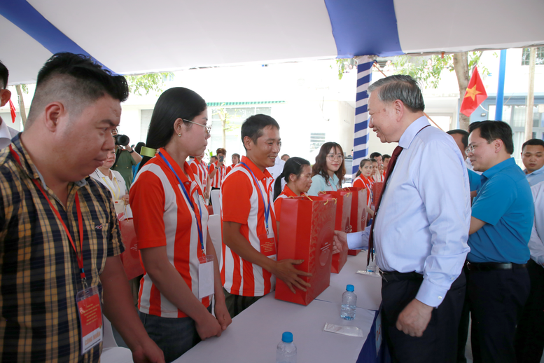 Tổng Bí thư, Chủ tịch nước Tô Lâm trao quà tặng công nhân, người lao động tại buổi gặp gỡ.

