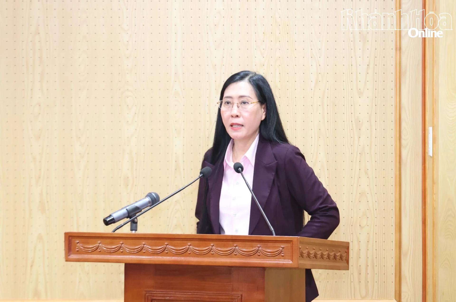 Phó Trưởng Ban Tổ chức Trung ương Bùi Thị Quỳnh Vân công bố quyết định của Bộ Chính trị.