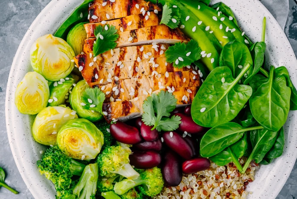 Chế độ ăn lành mạnh ưu tiên rau xanh, trái cây, ngũ cốc nguyên hạt, đậu, hạt và dầu thực vật. Ảnh: Scientific American