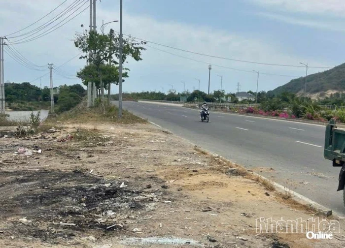 Rác thải, xà bần ở khu đất trống bên đường Võ Nguyên Giáp đã được thu gom