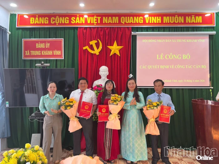 Xã Trung Khánh Vĩnh công bố các nghị quyết, quyết định về công tác cán bộ