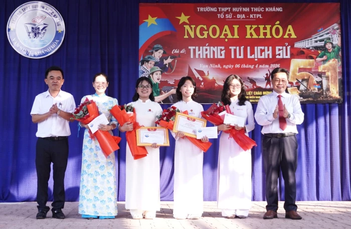 Xã Vạn Ninh khen thưởng đột xuất 2 học sinh đoạt giải cấp quốc gia