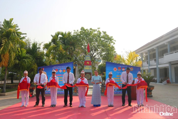 Khánh thành “Mô hình cột mốc Trường Sa” tại Trường Tiểu học và THCS Khánh Trung 