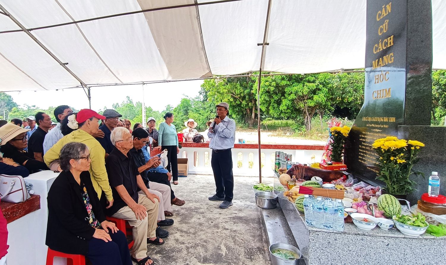 Các đại biểu ôn lại truyền thống đấu tranh vẻ vang của quân và dân quê hương Vạn Ninh.