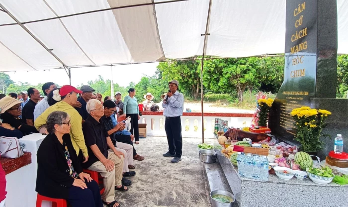 Lãnh đạo xã Vạn Ninh thăm, dâng hương tại Căn cứ cách mạng Hóc Chim