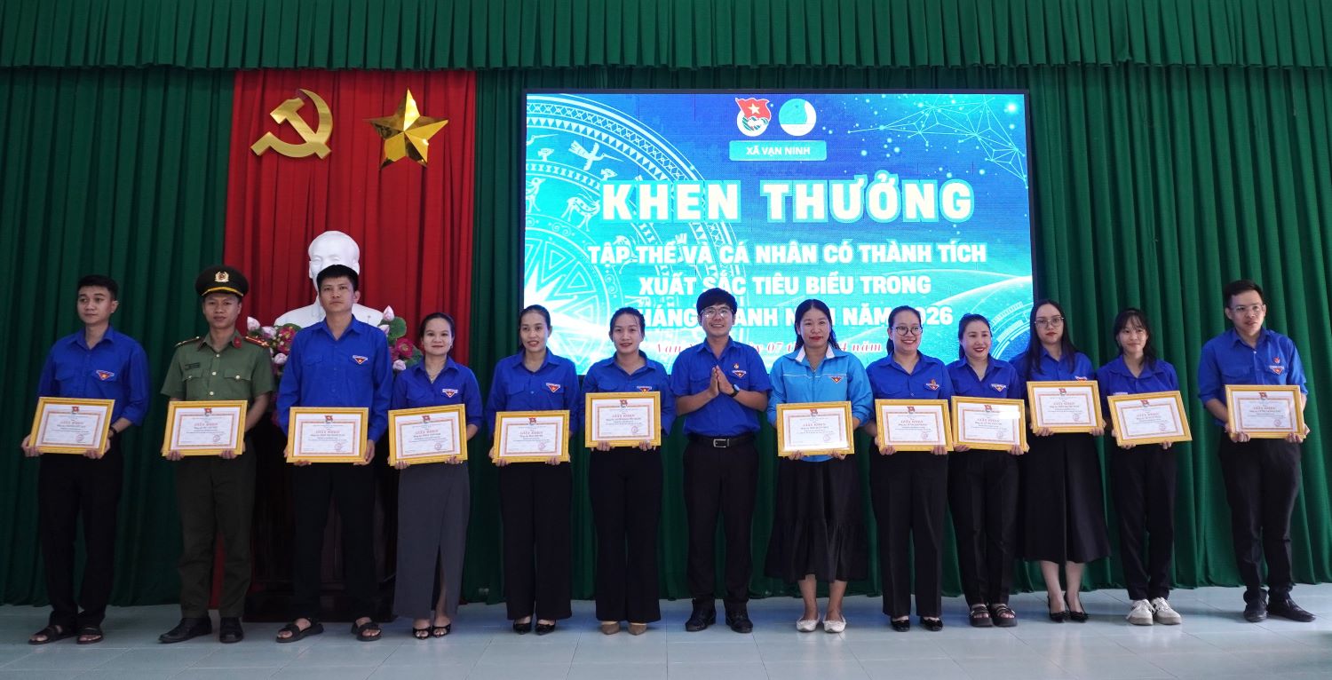 Đoàn xã Vạn Ninh tặng giấy khen cho các cá nhân có thành tích xuất sắc trong Tháng Thanh niên.