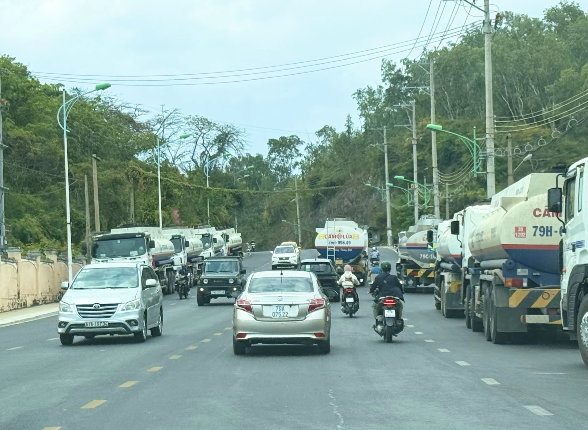 Phương  tiện  giao  thông di chuyển trên đường Trần Phú