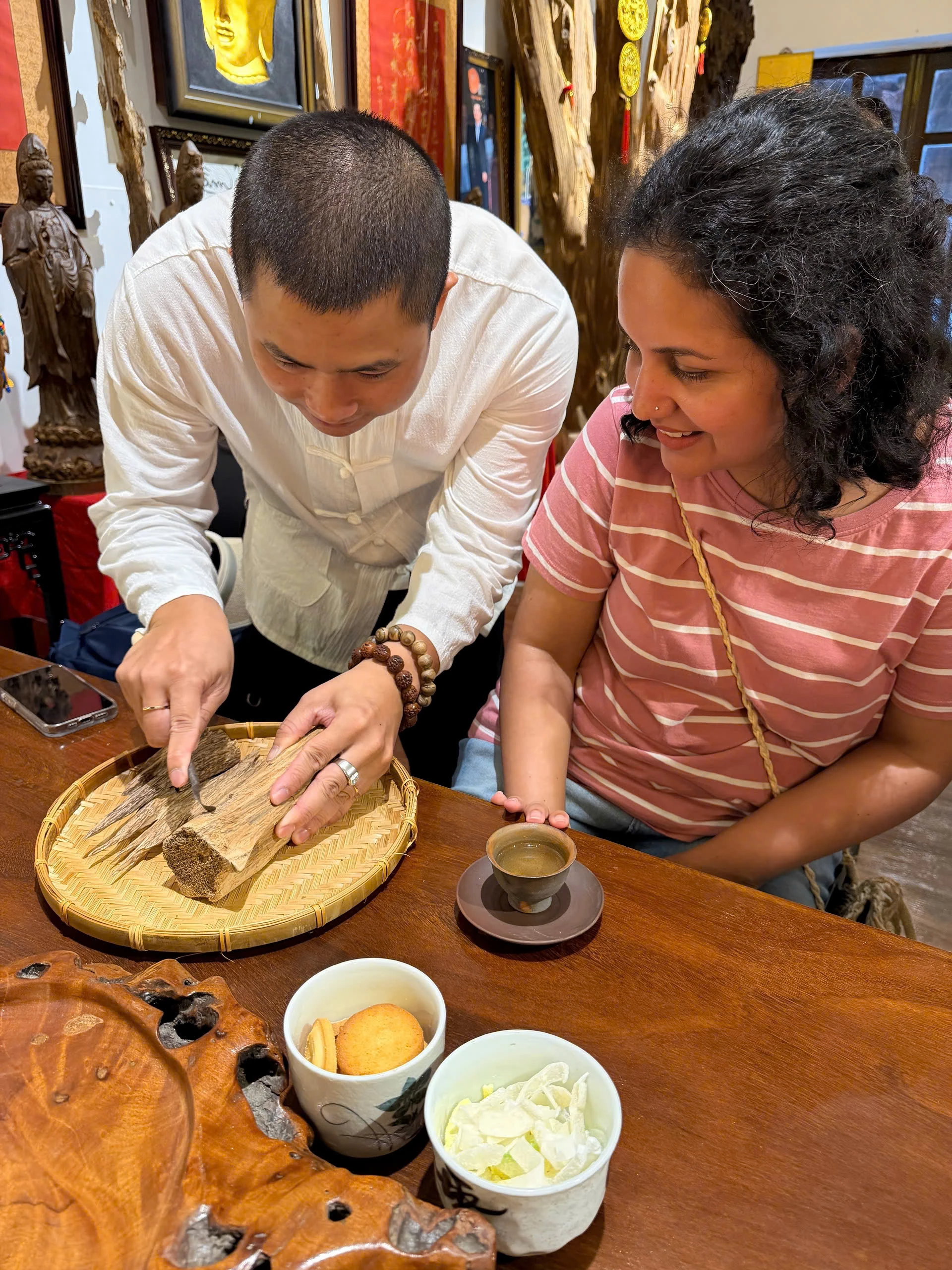 Du khách quốc tế trải nghiệm công đoạn xỉa trầm tại cơ sở Trầm hương Tâm Đức Nha Trang