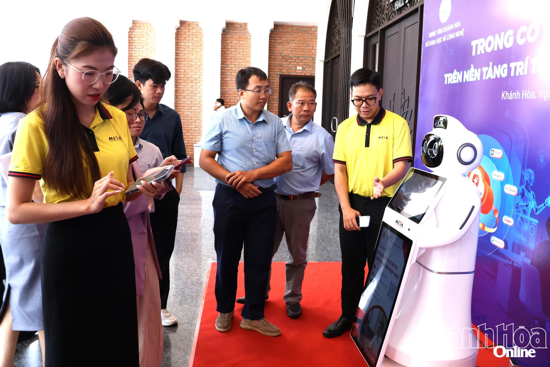 Giới thiệu Robot thông minh phục vụ nghiệp vụ Trung tâm Hành chính
công.