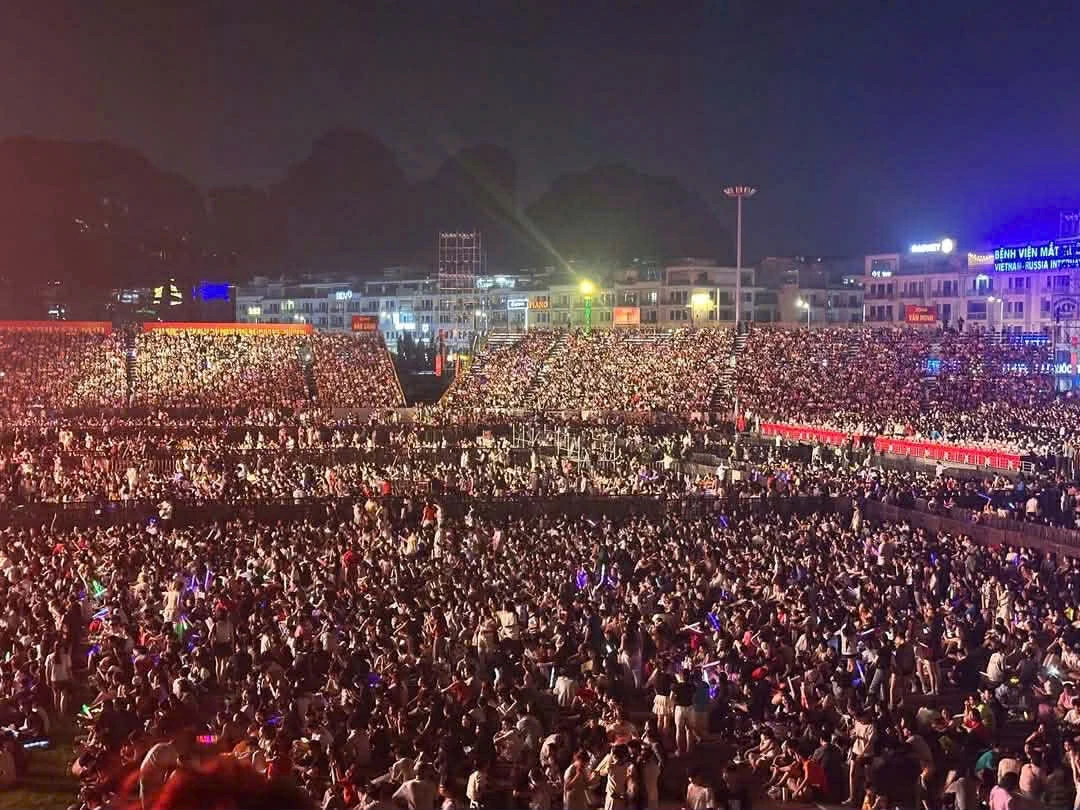 Rất đông người dân và du khách dự xem lễ khai mạc