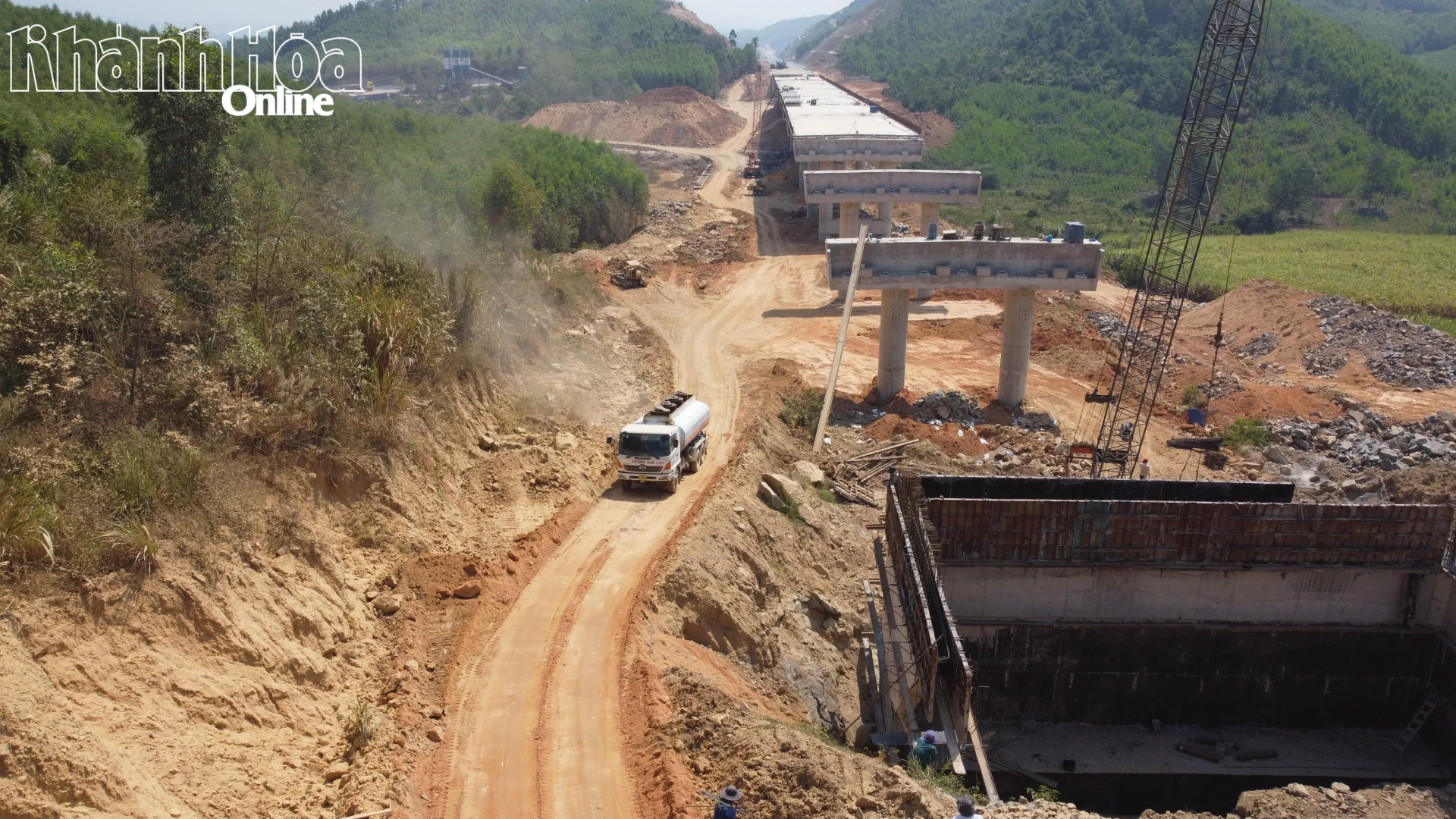 Xe  bồn  chở nhiên liệu phục vụ Dự án  Đường  bộ cao tốc Khánh Hòa - Buôn  Ma Thuột 