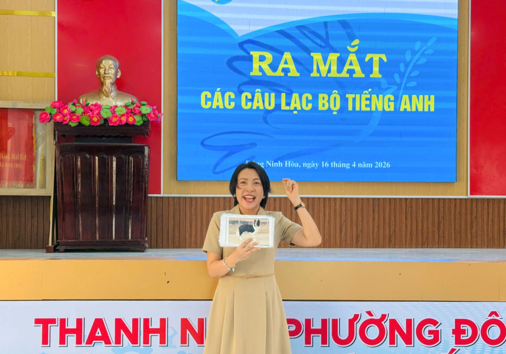 Tình nguyện viên tổ chức các trò chơi giao tiếp tiếng Anh tại buổi ra mắt các câu lạc bộ.