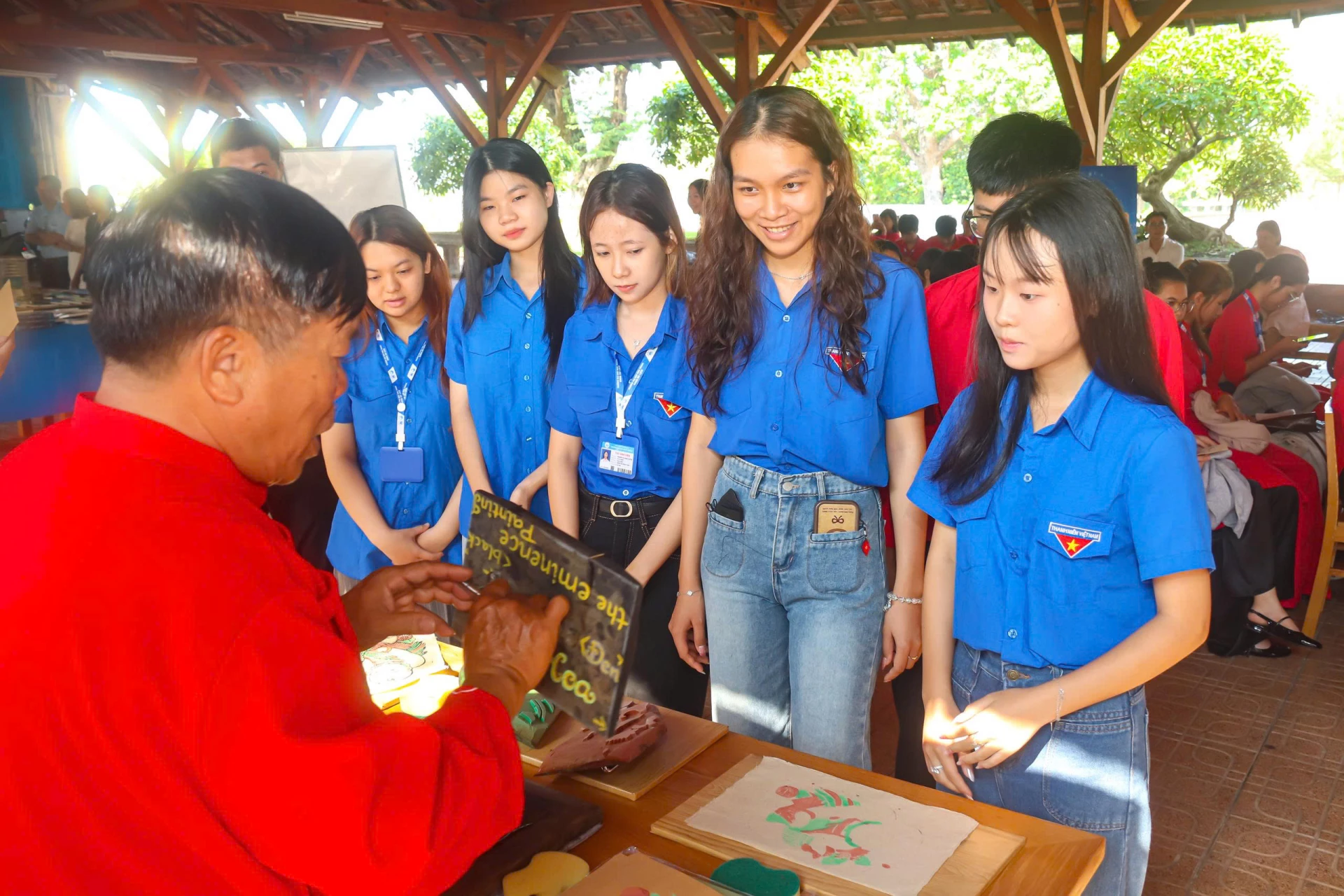 Sinh viên hào hứng tham quan không gian trưng bày sách và trải nghiệm in tranh dân gian Đông Hồ tại chương trình. 