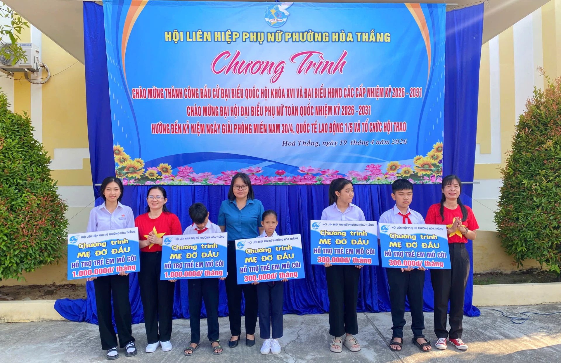 Hội Liên hiệp Phụ nữ phường Hòa Thắng kết nối, nhận đỡ đầu 5 trẻ em mồ côi có hoàn cảnh khó khăn trong chương trình “Mẹ đỡ đầu”. 