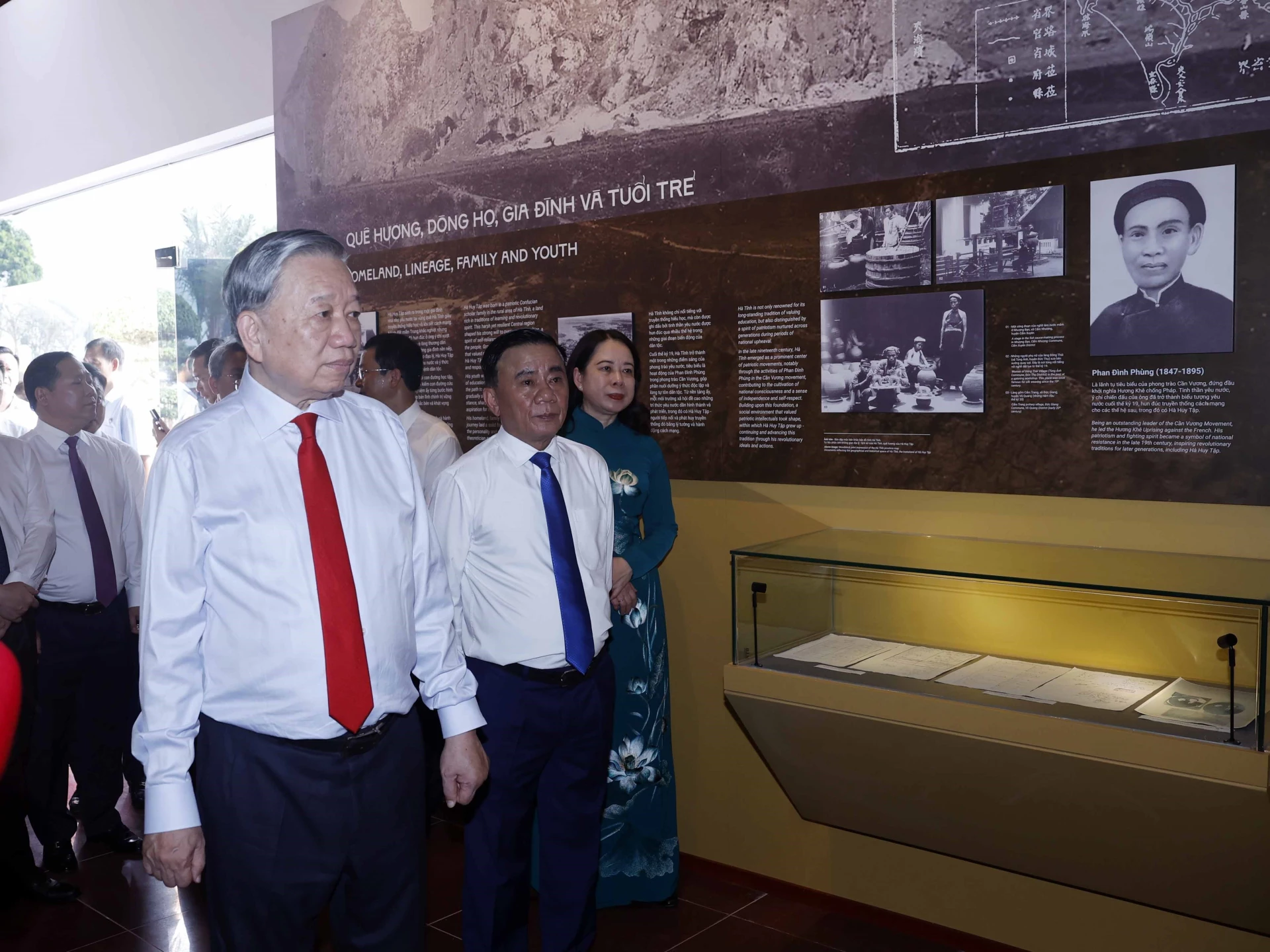 Tổng Bí thư, Chủ tịch nước Tô Lâm và các đồng chí lãnh đạo Đảng, Nhà nước dâng hoa, dâng hương thăm Khu lưu niệm Tổng Bí thư Hà Huy Tập_Ảnh: TTXVN

