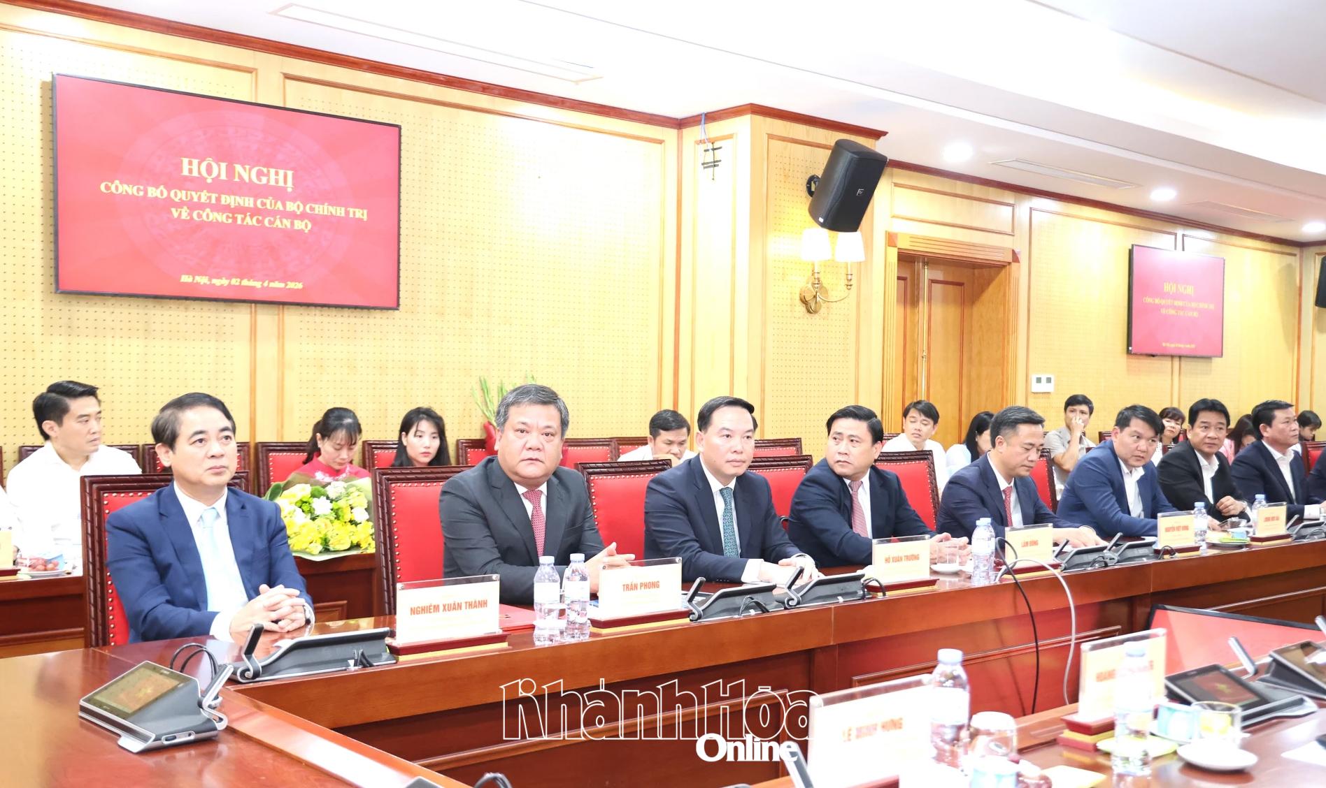 Các đồng chí lãnh đạo dự hội nghị công bố quyết định.