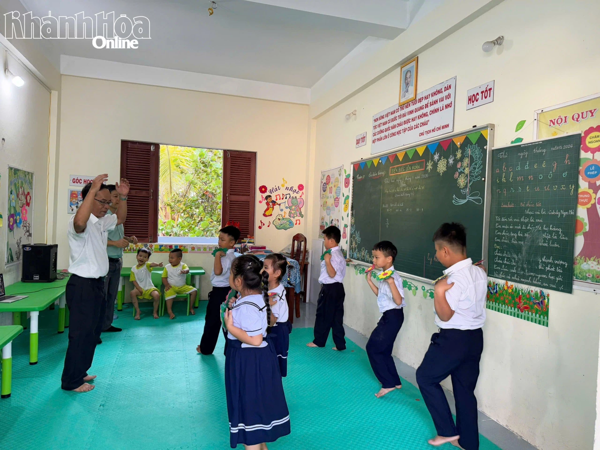 Không chỉ dạy chữ, các thầy còn dạy múa hát, tổ chức sinh hoạt tập thể.