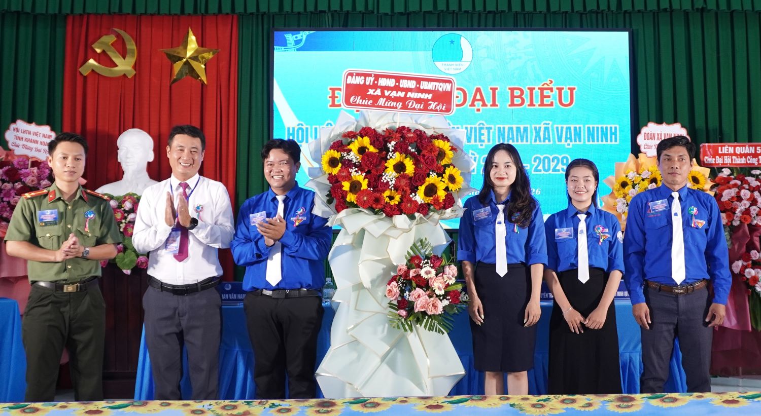 Lãnh đạo xã Vạn Ninh tặng hoa chúc mừng đại hội.