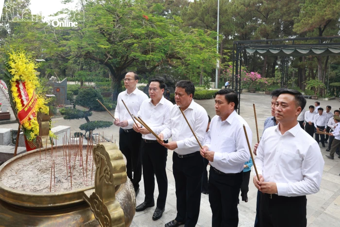 Tháng Tư về miền đất lửa