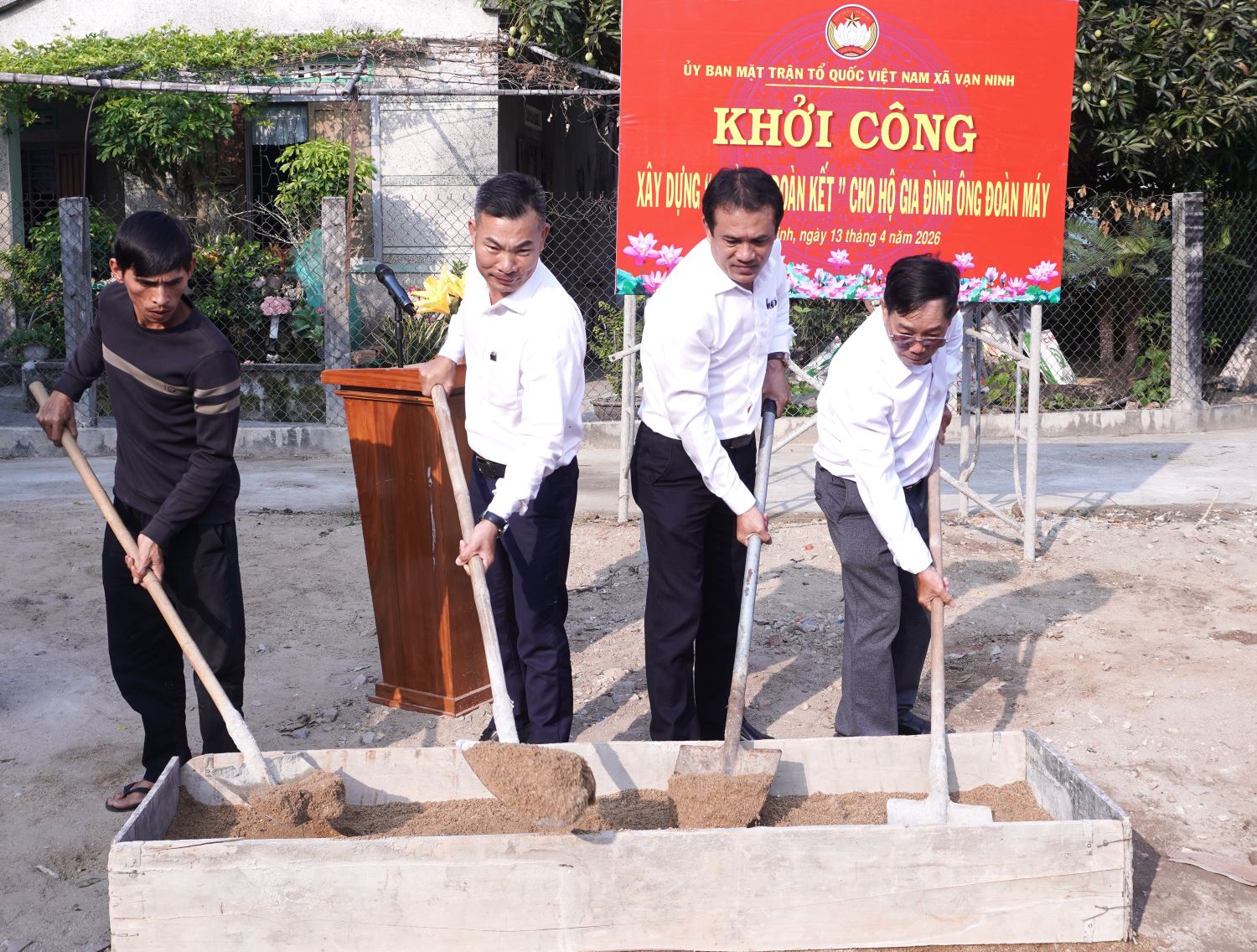 Các đại biểu thực hiện nghi thức khởi công nhà Đại đoàn kết.