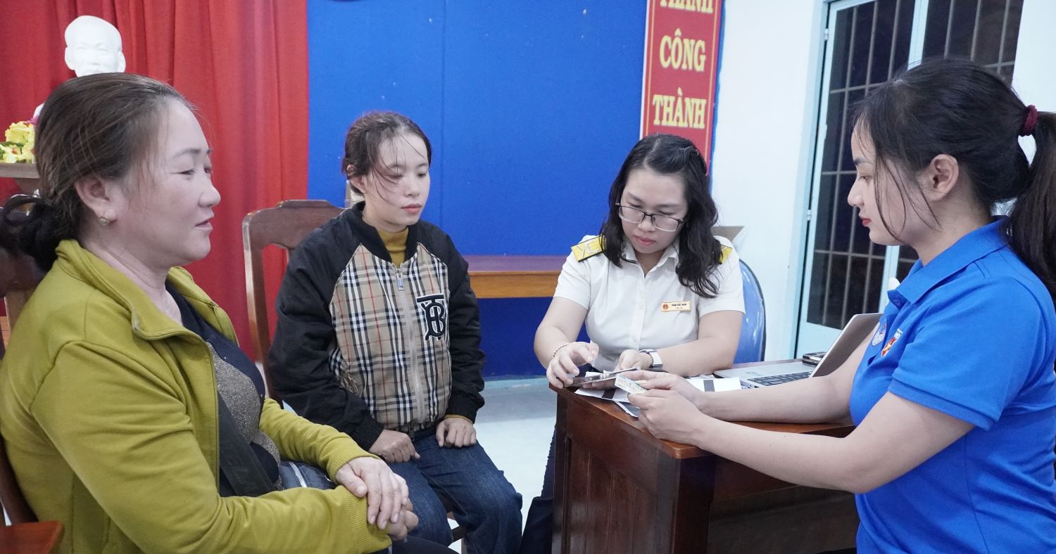 Đoàn viên, thanh niên 2 đơn vị hướng dẫn hộ kinh doanh cài đặt ứng dụng eTax Mobile.