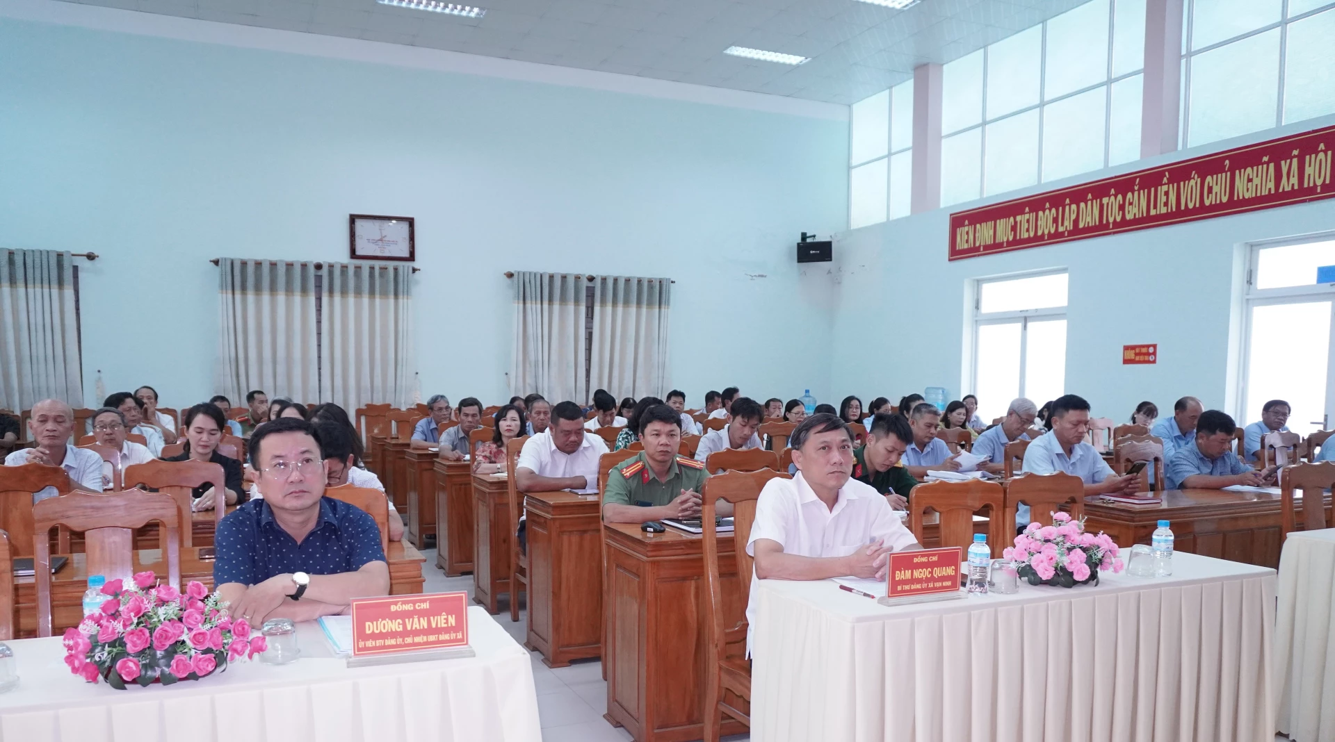 Các cán bộ, đảng viên dự hội nghị.