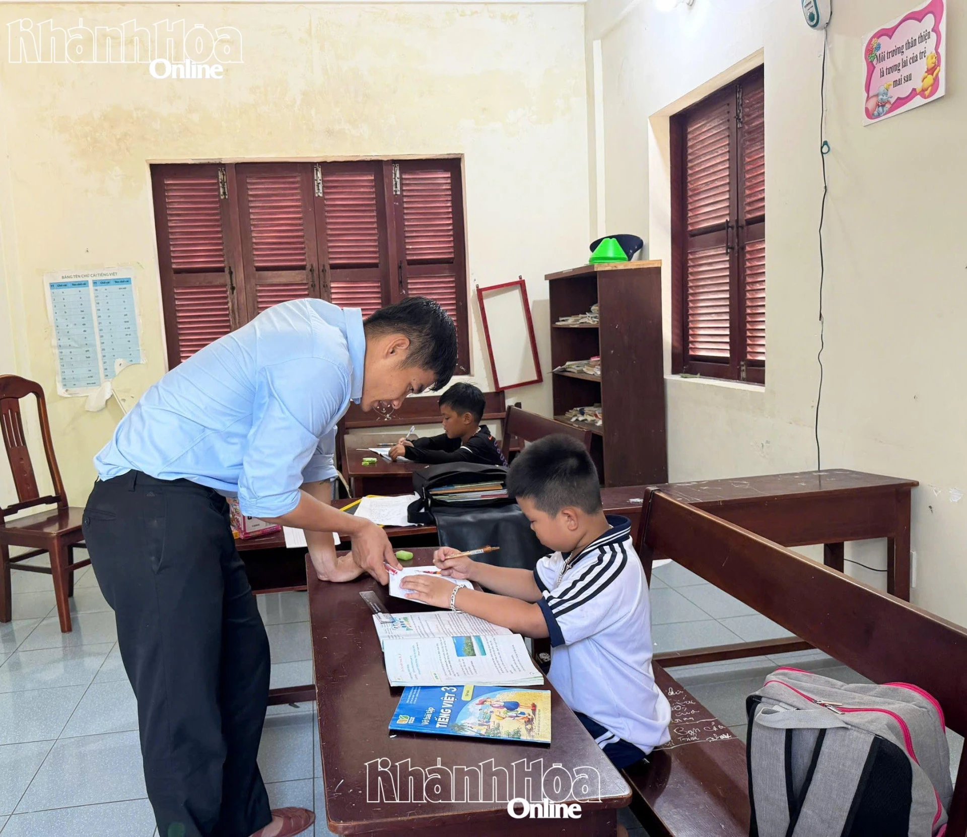 Các em học sinh ở Đảo Song Tử Tây được thầy hướng dẫn làm bài tập.